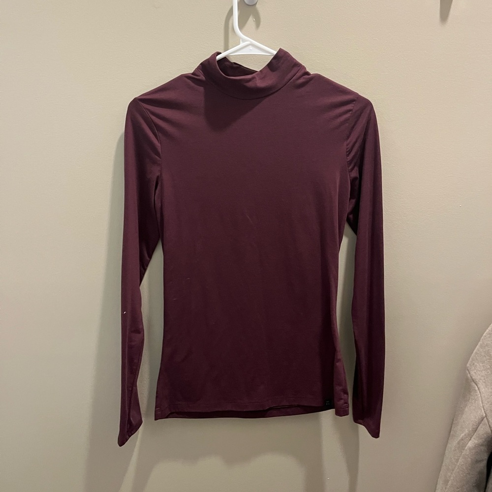 TOMMY JOHN Burgundy turtleneck long sleeve